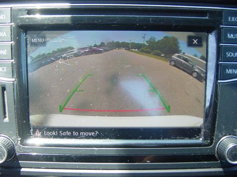 Used 2017 Volkswagen Jetta SE image 9