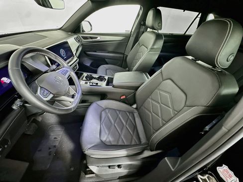 Used 2025 Volkswagen Atlas Cross Sport SE FWD image 13