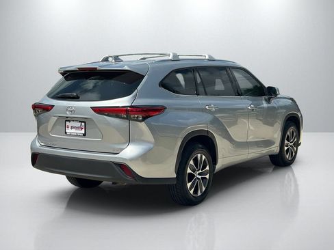 Used 2021 Toyota Highlander XLE FWD image 5