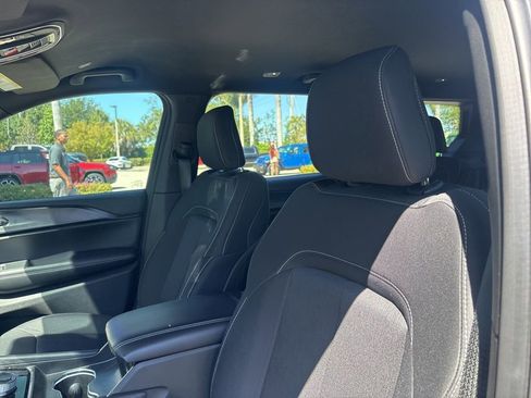 Used 2024 Jeep Grand Cherokee L Laredo RWD image 10