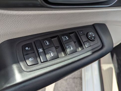 Used 2024 Chrysler Pacifica Touring-L image 17