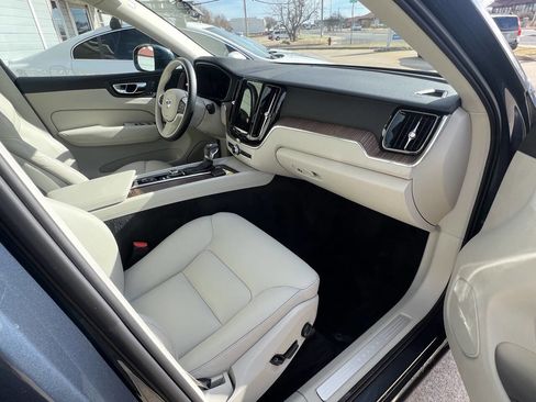 Used 2021 Volvo XC60 T5 Momentum w/ Premium Package image 32