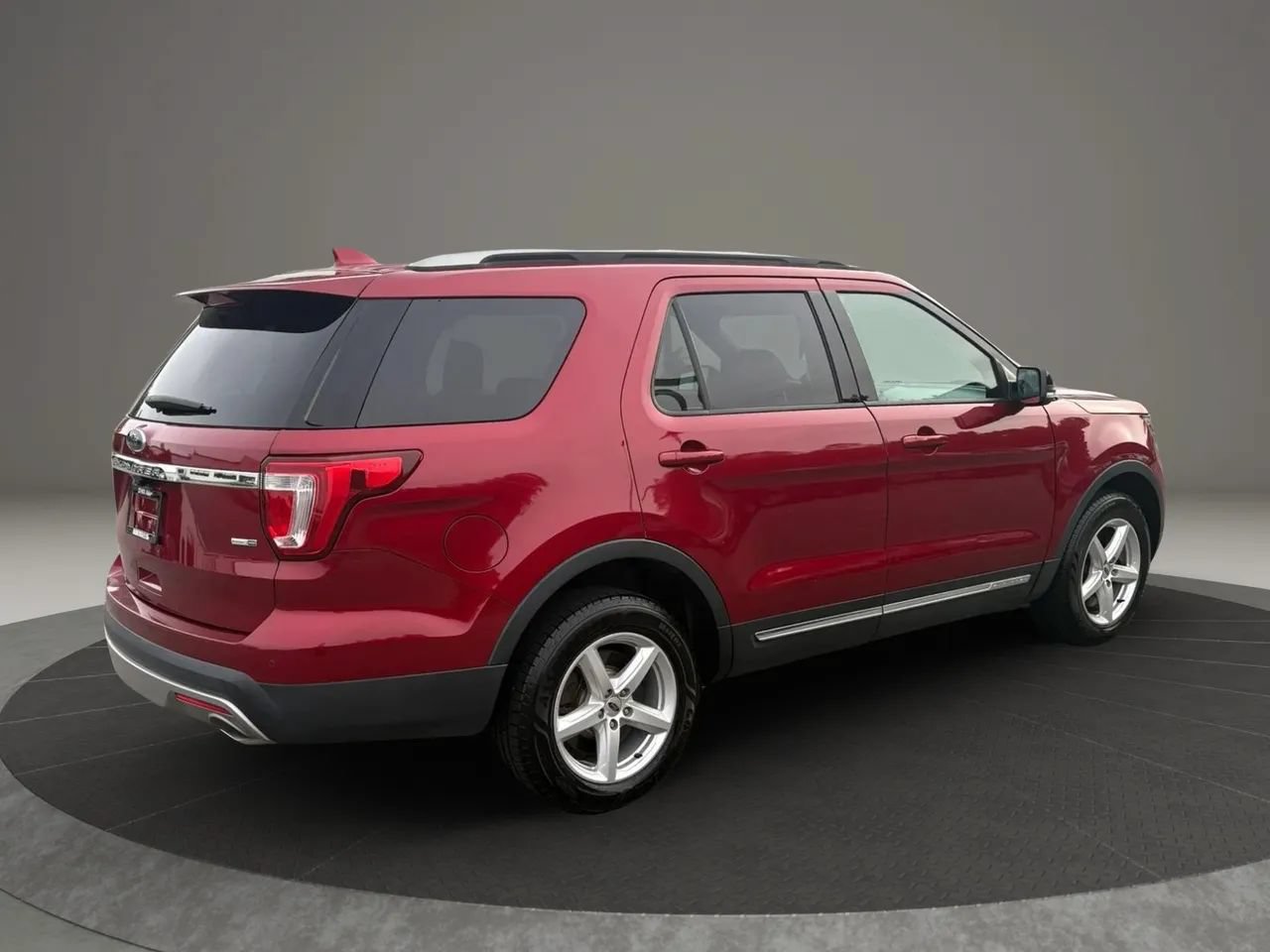 Used 2017 Ford Explorer XLT w/ Equipment Group 202A AWD/4WD image 5
