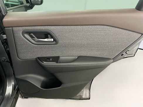 Used 2023 Nissan Rogue SV image 30