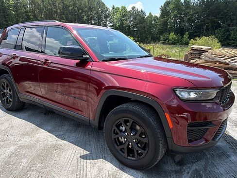 Certified 2025 Jeep Grand Cherokee Altitude AWD/4WD image 5