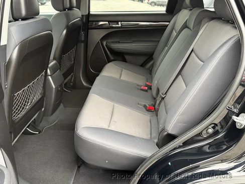 Used 2013 Kia Sorento LX w/ Convenience Pkg image 11