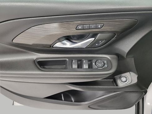 Used 2022 GMC Terrain SLT image 25