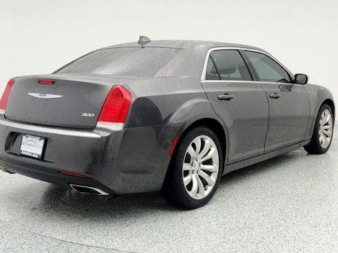Used 2021 Chrysler 300 Touring w/ Chrome Appearance Package image 5