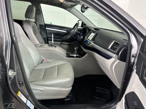 Used 2015 Toyota Highlander XLE image 28
