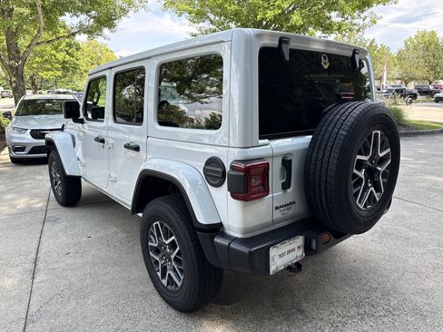 Used 2026 Jeep Wrangler Unlimited Sahara AWD/4WD image 5