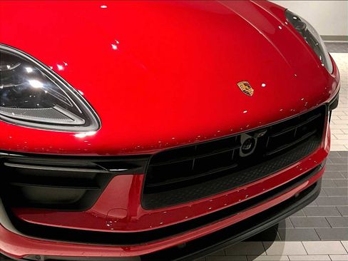 Used 2025 Porsche Macan image 32