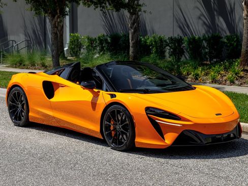 Used 2025 McLaren Artura Spider RWD image 3