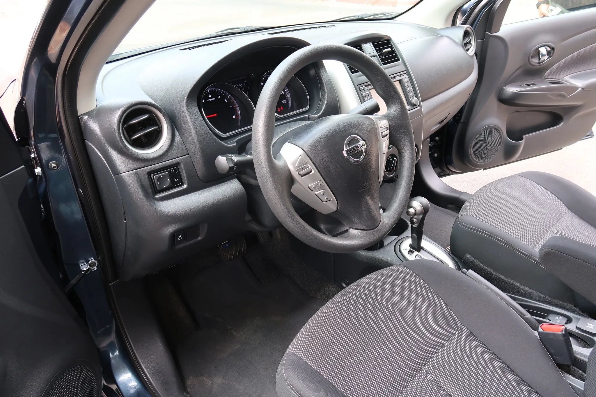 Used 2016 Nissan Versa SV w/ SV Tech Package FWD image 12