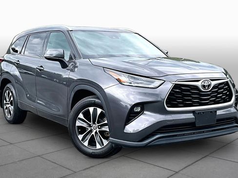 Used 2021 Toyota Highlander XLE AWD/4WD image 3