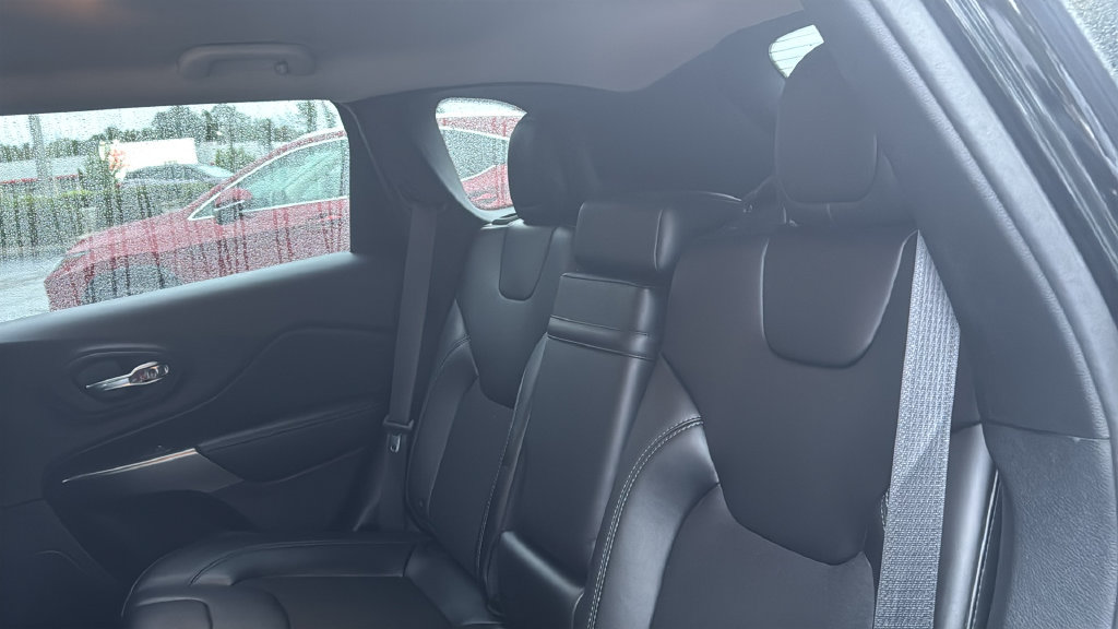 Used 2019 Jeep Cherokee Latitude Plus w/ Cold Weather Group AWD/4WD image 28