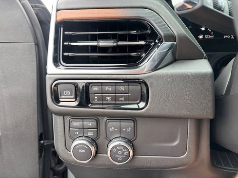 Used 2025 GMC Yukon XL Denali AWD/4WD image 19