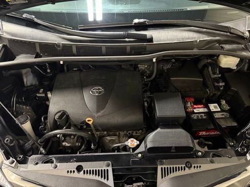 Used 2020 Toyota Sienna XLE FWD image 50