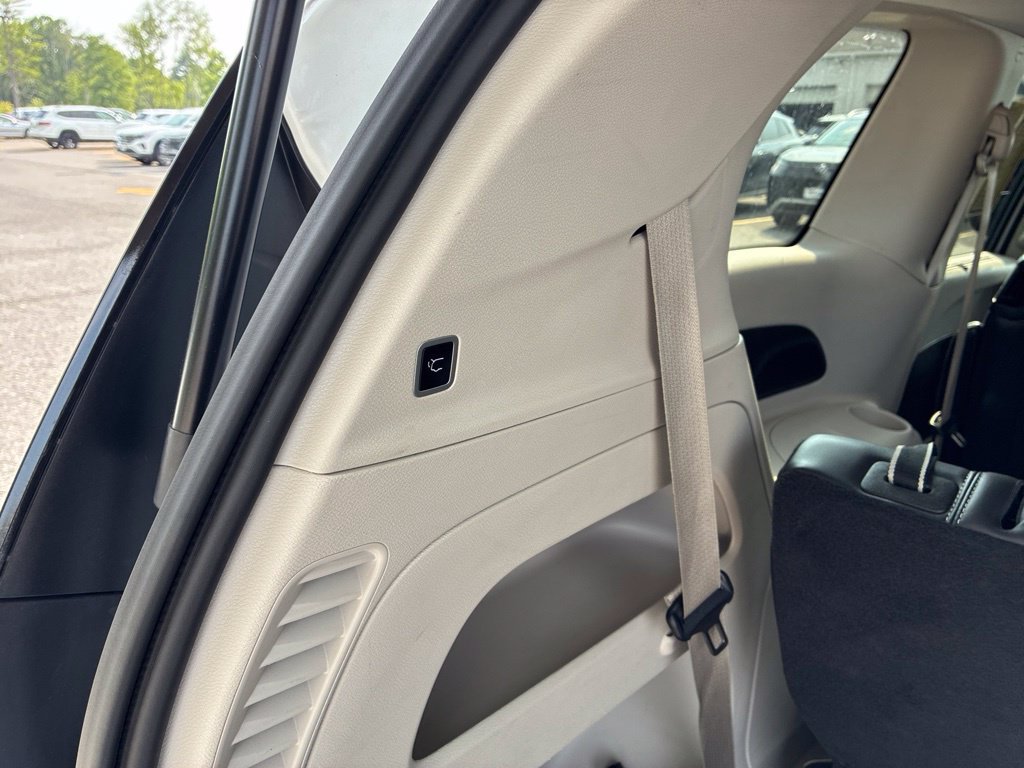 Used 2024 Chrysler Pacifica Touring-L FWD image 44