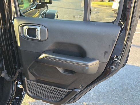 Used 2025 Jeep Wrangler Unlimited Sahara AWD/4WD image 15