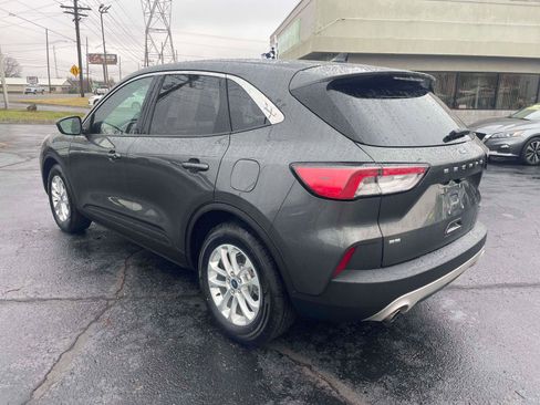 Used 2020 Ford Escape SE image 3