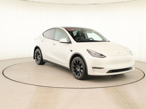 Used 2022 Tesla Model Y Long Range image 10