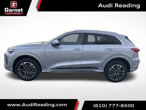 Used 2025 Audi Q5 Premium w/ Convenience Package image 2