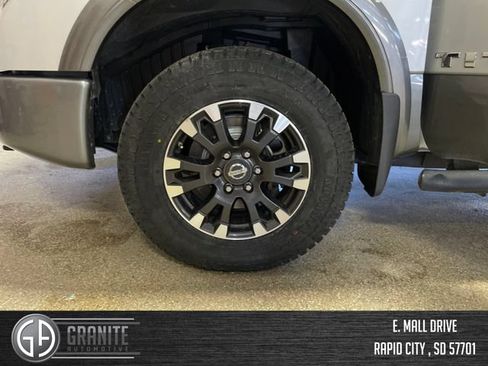Used 2018 Nissan Titan PRO-4X w/ Pro-4x Convenience Package AWD/4WD image 15