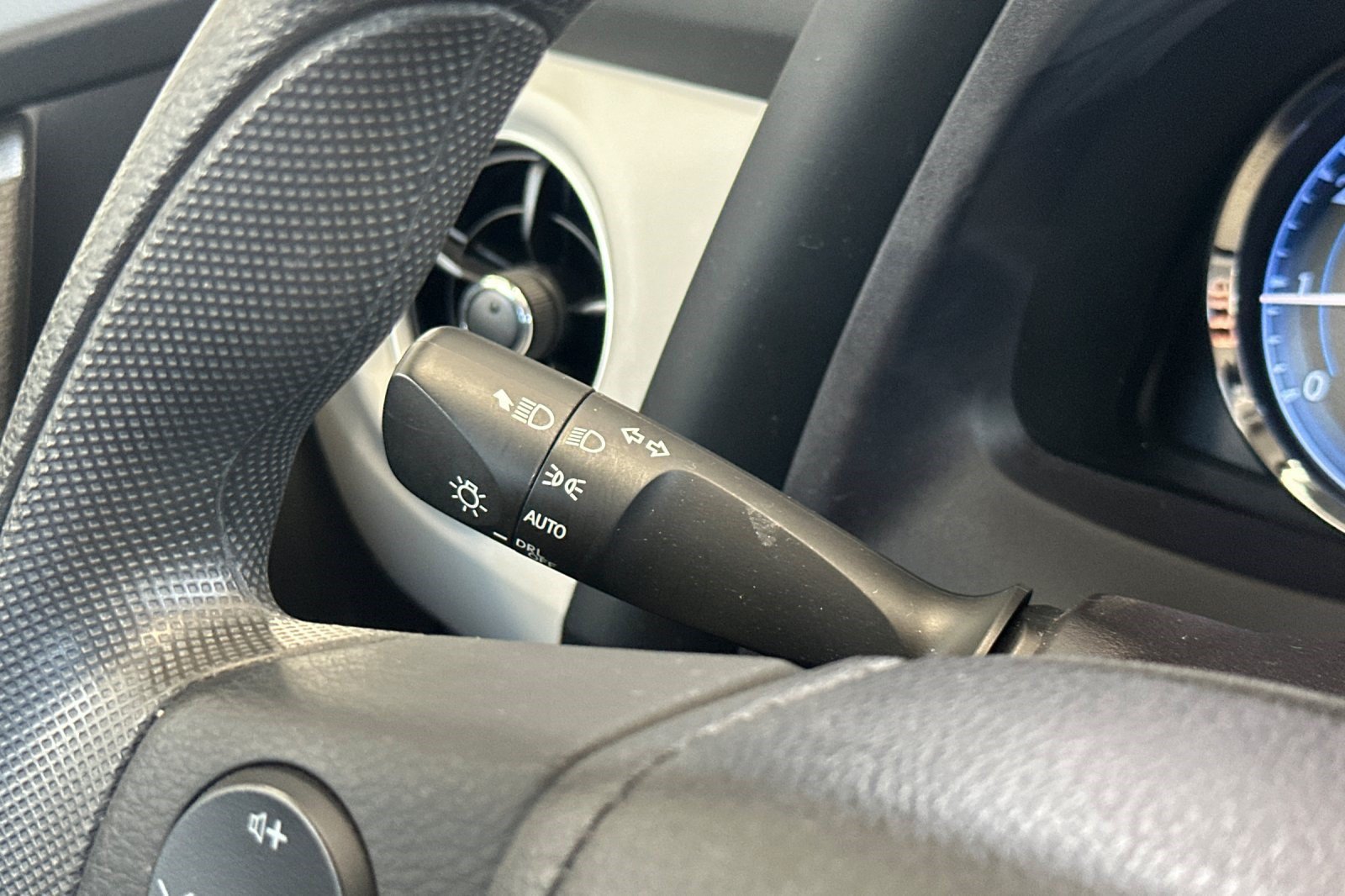 Used 2019 Toyota Corolla LE FWD image 30