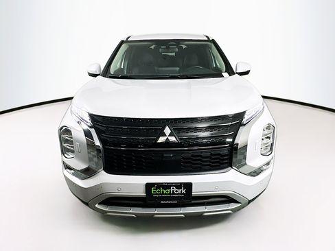 Used 2024 Mitsubishi Outlander SE image 2