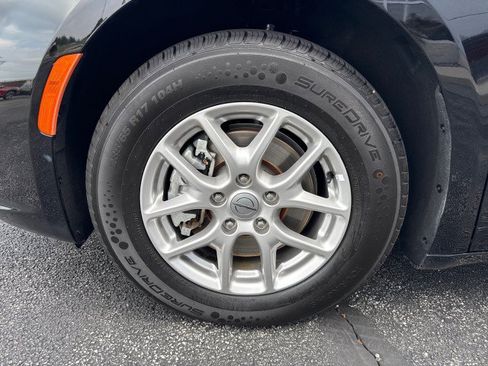Used 2025 Chrysler Pacifica Select FWD image 12
