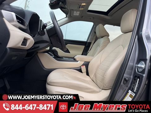 Used 2024 Toyota Highlander XLE image 27
