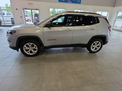 Used 2024 Jeep Compass Latitude AWD/4WD image 16