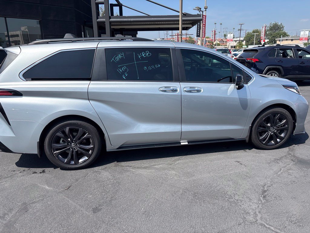 Used 2022 Toyota Sienna XSE w/ XSE Plus Package FWD image 3