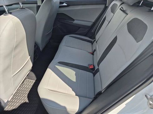 Used 2023 Volkswagen Taos SE w/ Panoramic Sunroof Package FWD image 18