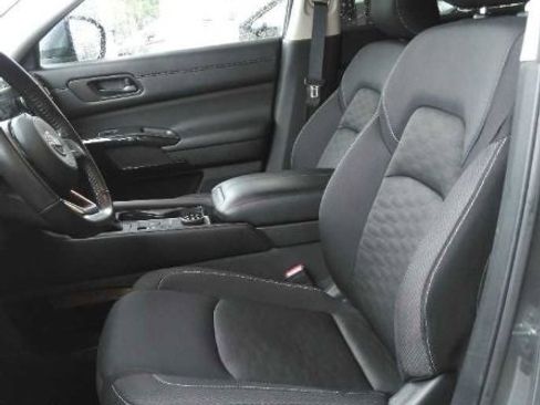 Used 2024 Nissan Pathfinder SV image 3