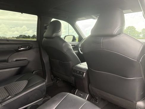 Used 2021 Toyota Highlander XSE FWD image 17