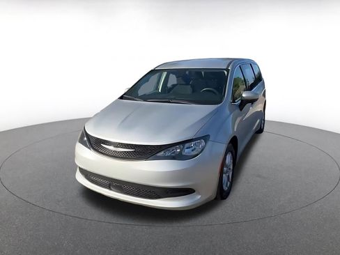 Used 2023 Chrysler Voyager LX image 7