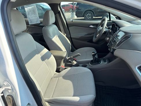 Used 2018 Chevrolet Cruze LT FWD image 12