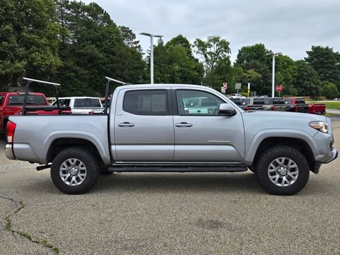 Used 2017 Toyota Tacoma SR5 AWD/4WD image 7