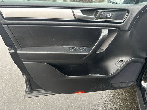 Used 2014 Volkswagen Touareg Sport image 16