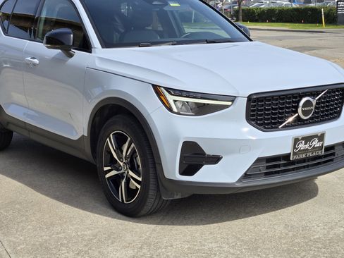 Used 2024 Volvo XC40 B5 Core image 11