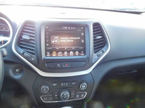 Used 2017 Jeep Cherokee Trailhawk AWD/4WD image 12