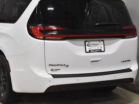 Certified 2025 Chrysler Pacifica Limited image 9