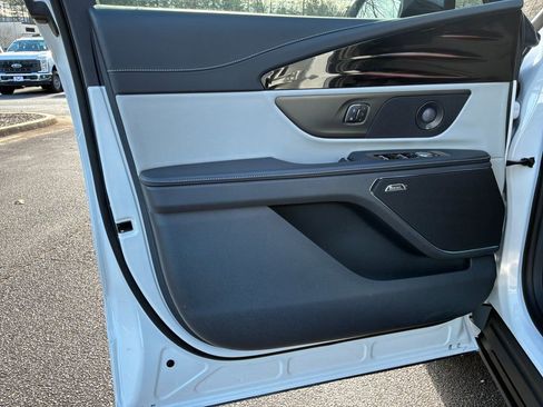 Used 2025 Lincoln Nautilus Reserve image 10