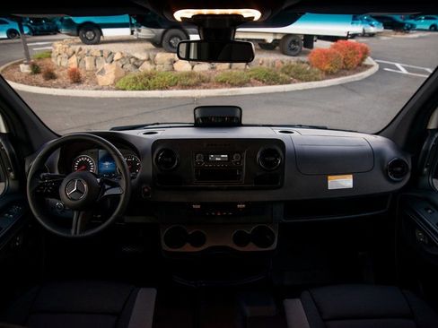 Used 2025 Mercedes-Benz Sprinter 2500 image 36