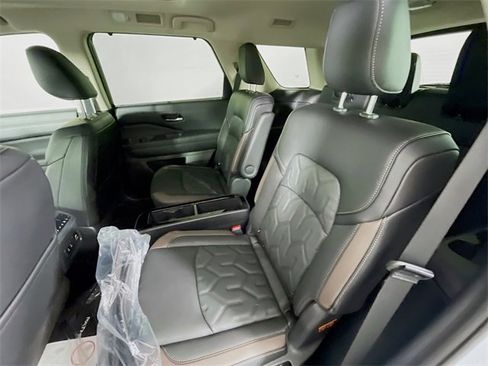 New 2026 Nissan Pathfinder Platinum image 14