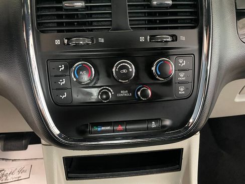 Used 2017 Dodge Grand Caravan SXT FWD image 14
