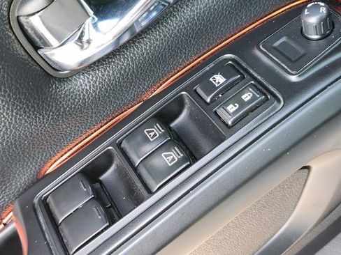 Used 2018 Nissan Titan SV w/ SV Convenience Package image 23