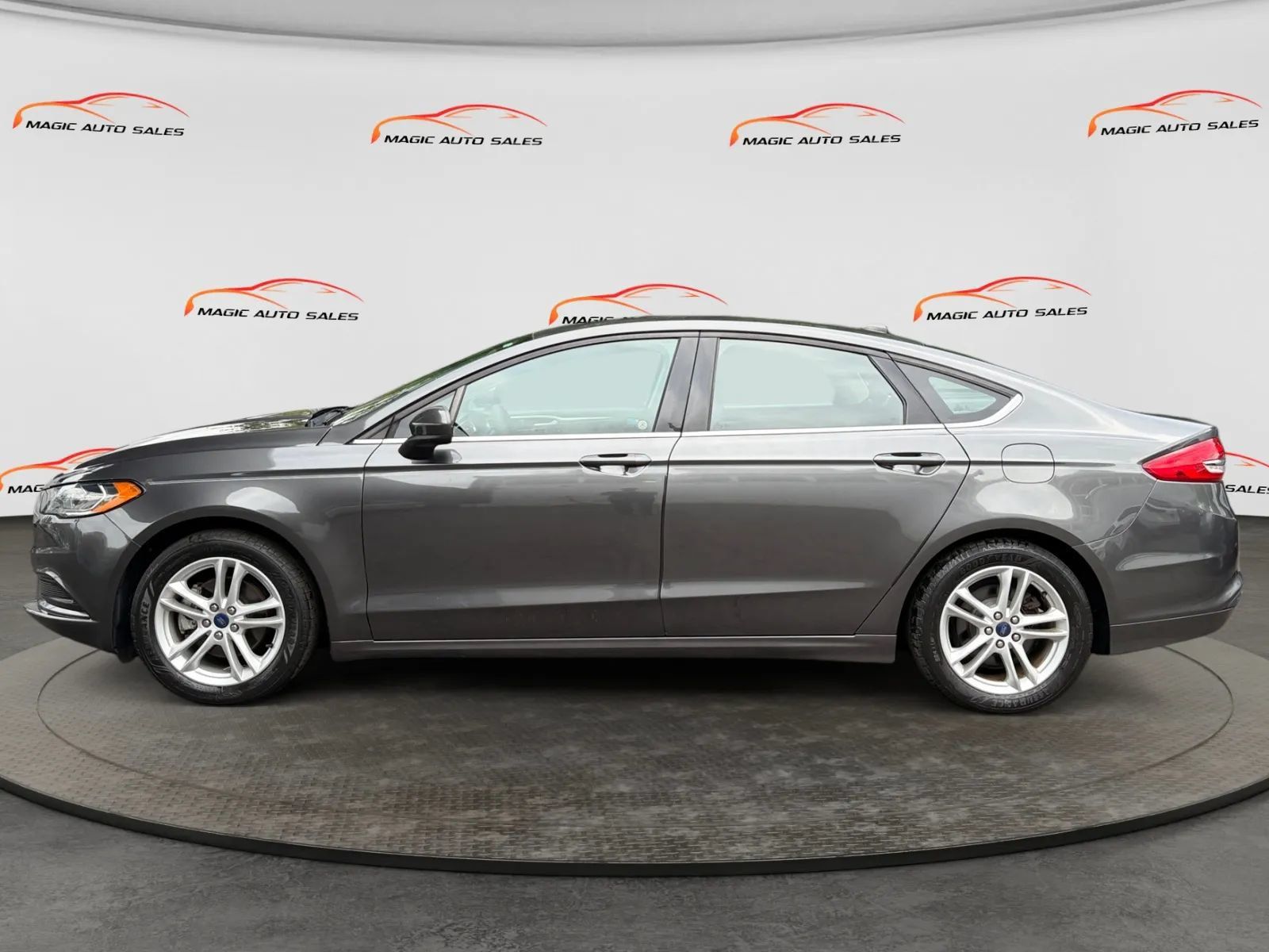 Used 2018 Ford Fusion SE w/ Fusion SE Technology Package FWD image 7