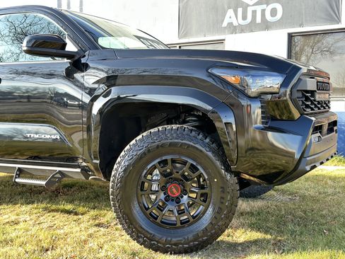 Used 2025 Toyota Tacoma SR5 image 3
